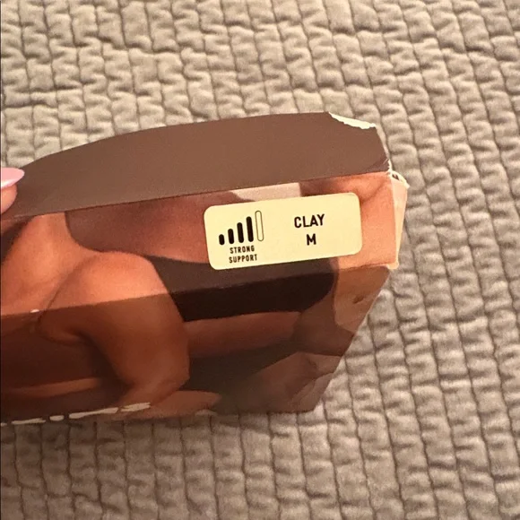 SKIMS CLAY core control brief Medium - Picture 8 of 8